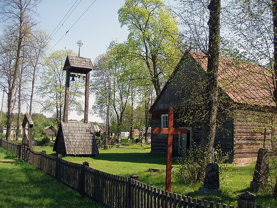 Fayl:Akmuo church.jpg