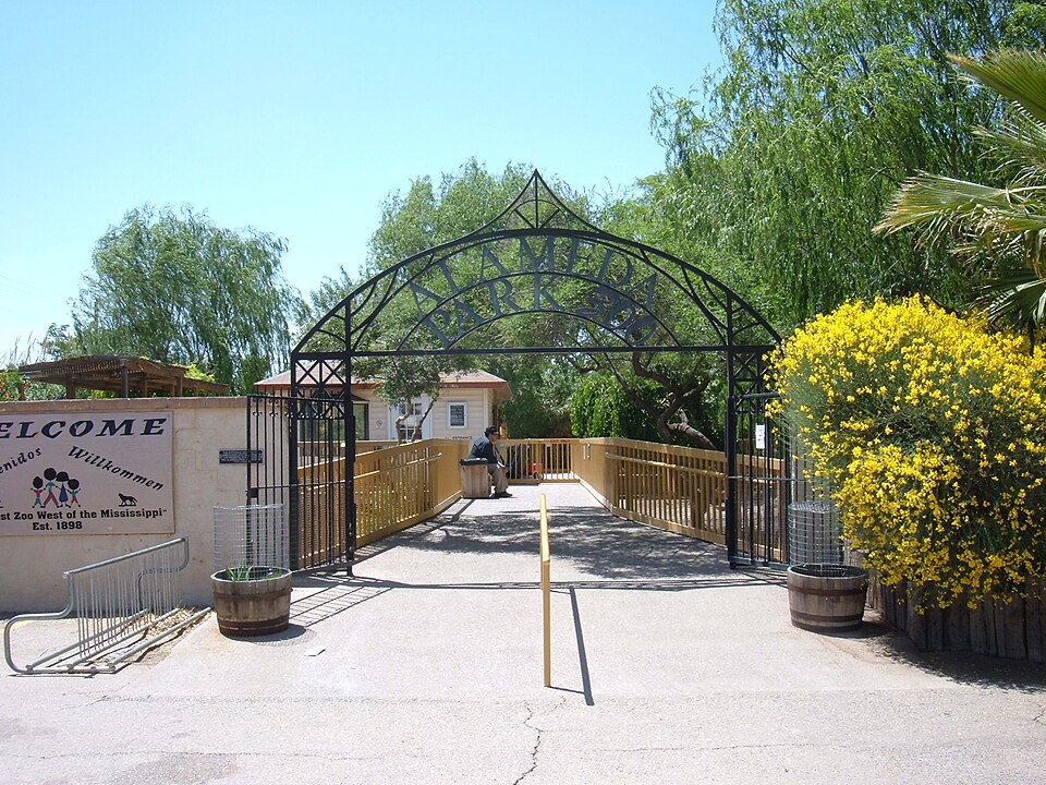 Fayl:Alameda park zoo entrance.jpg
