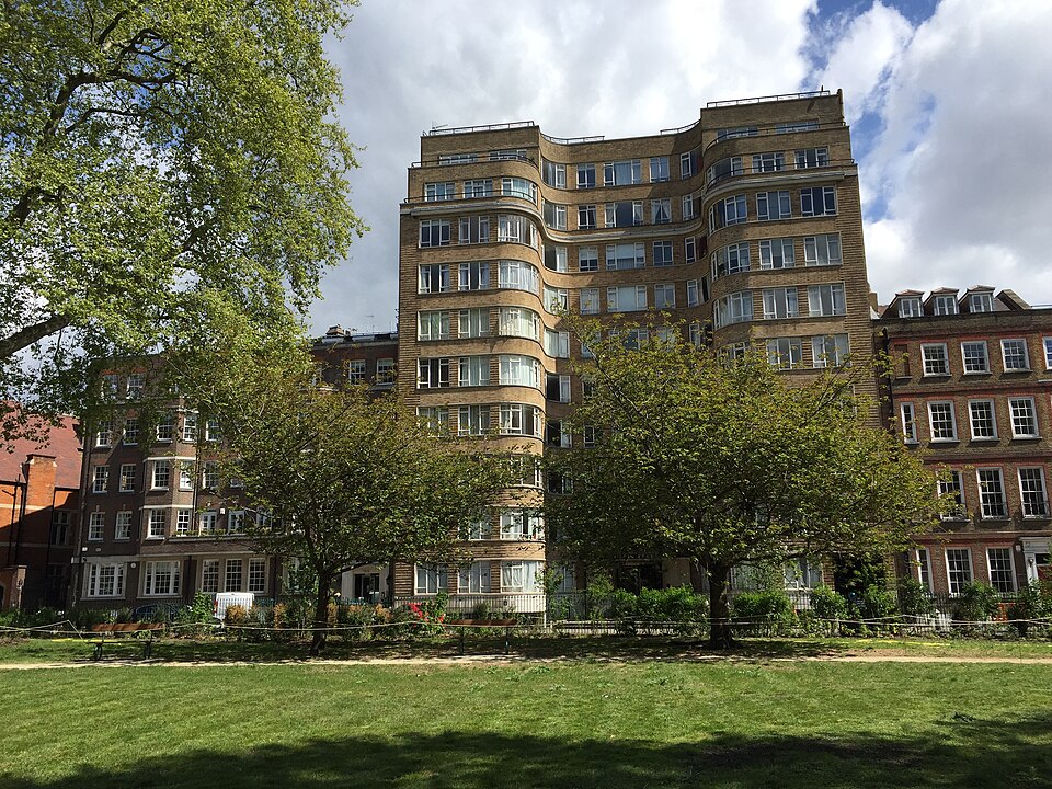 Fayl:Florin Court, London 33661927814.jpg