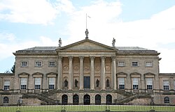 Metyu Brettingem va Robert Adam tomonidan Kedleston Hall, 1769-yilda boshlangan, katta ingliz qishloq uyi