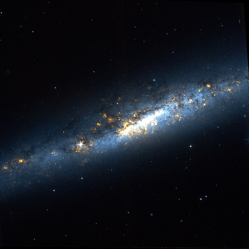 Fayl:NGC 7090 Hubble WikiSky.jpg