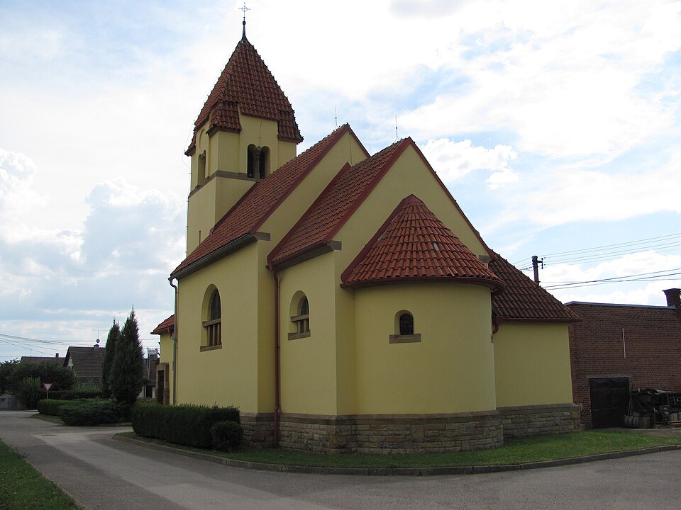 Fayl:Ostroměř-kaple-Nejsvětější-Trojice20140723c.jpg
