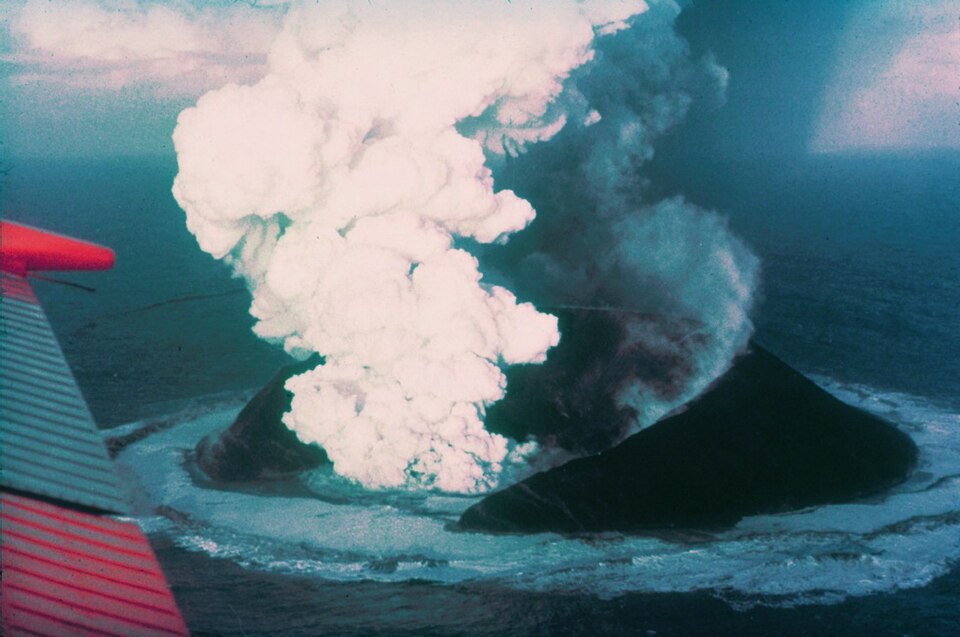 Fayl:Surtsey eruption 1963.jpg