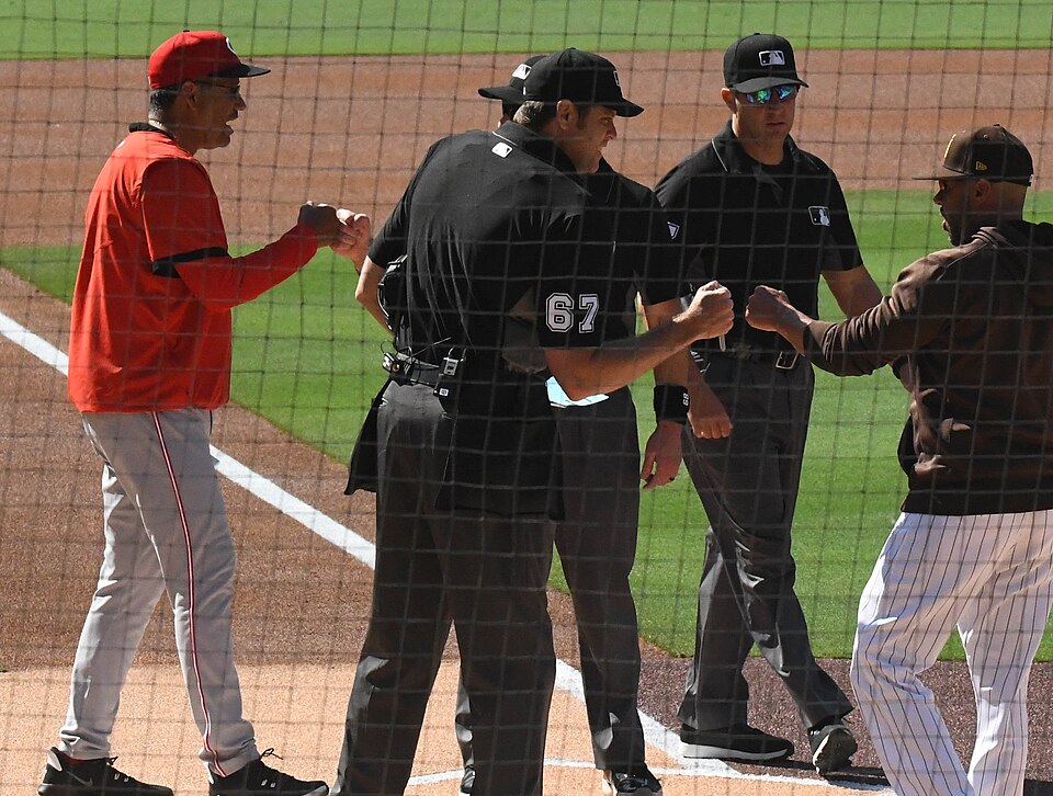 Fayl:Tingler Benavides fist bumps.jpg