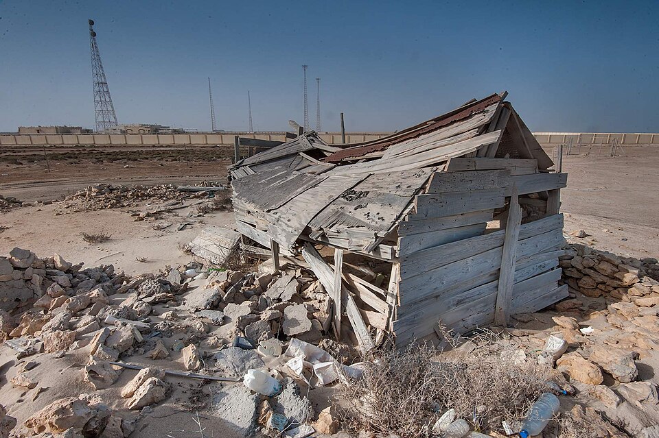 Fayl:Al Khuwayr wooden building.jpg