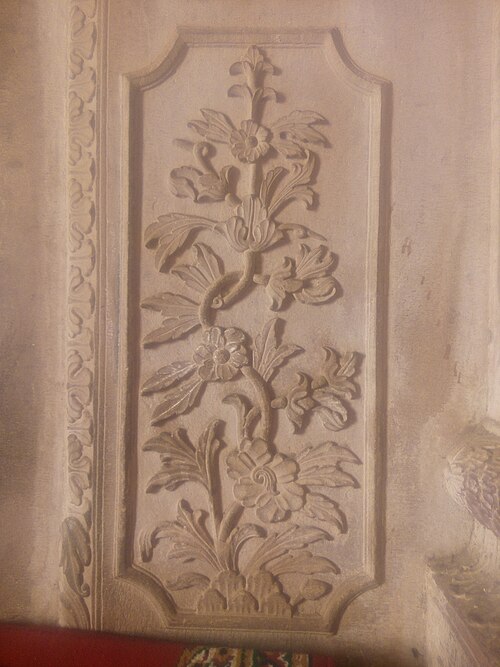 Fayl:Carvings on wall.jpg