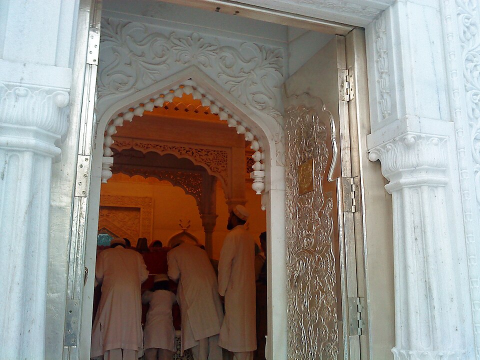 Fayl:Grave Fakhruddin shaheed 1.JPG