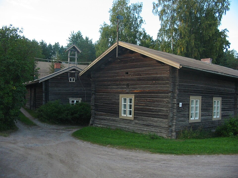 Fayl:Portaan Syrjälän umpipiha Tammelassa.JPG