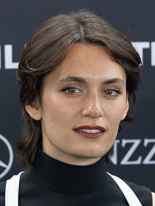 Fayl:2025 Ella Rumpf (cropped).jpg