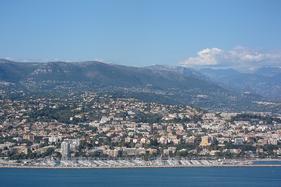 Fayl:Aerial photograph of Saint-Laurent-du-Var 01.jpg
