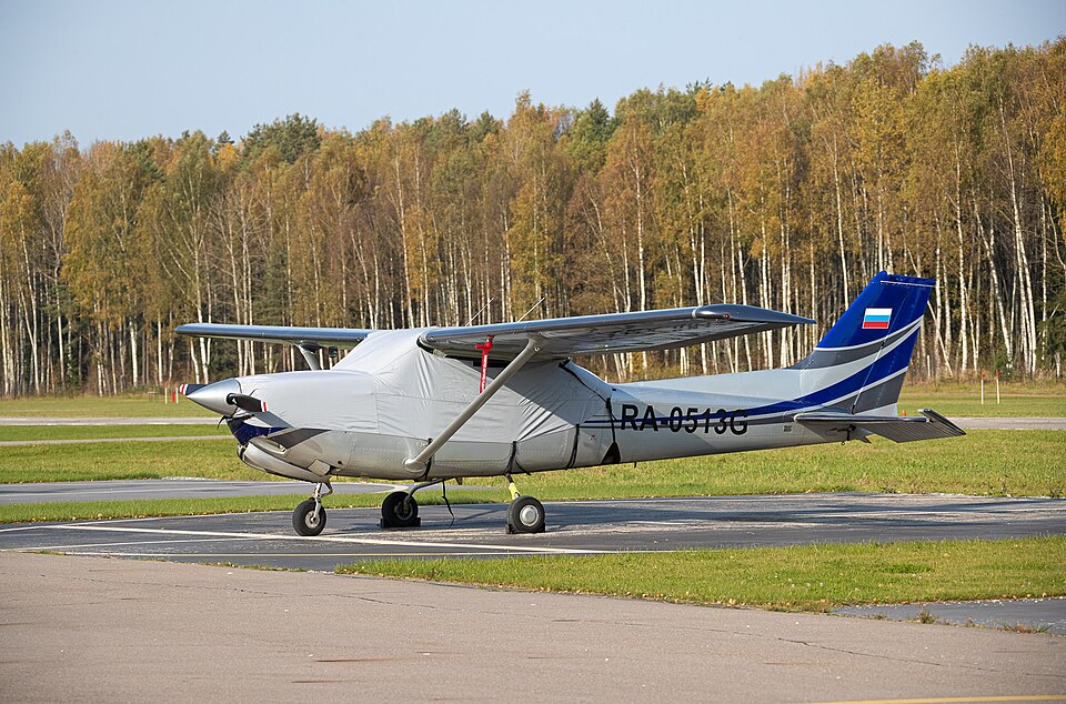 Fayl:Cessna-172RG на аэродроме Черное.jpg