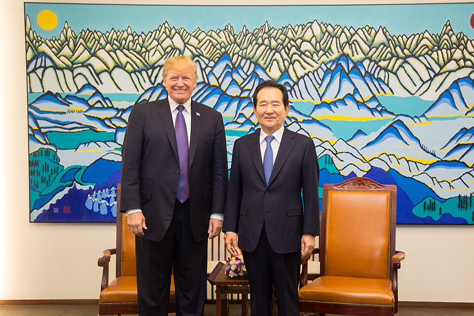 Fayl:Donald Trump and Chung Sye-kyun.jpg
