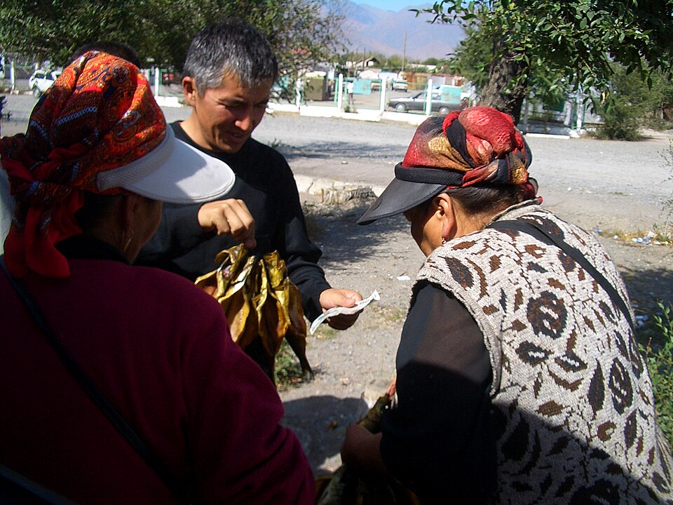 Fayl:E8361-Balykchy-Fishmongers.jpg