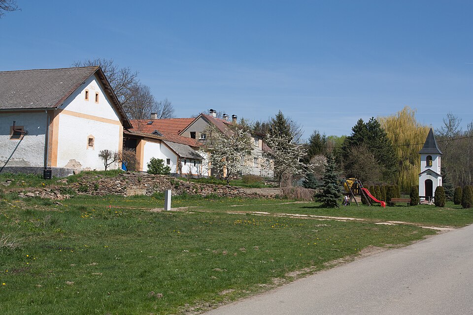Fayl:Mostek, náves (2019).jpg