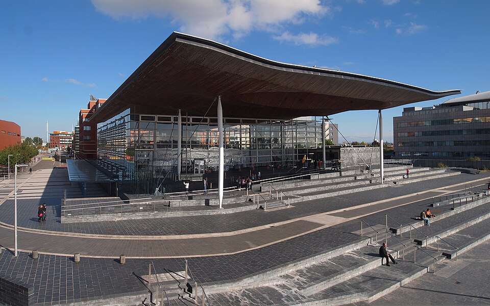 Fayl:Senedd, Welsh parliament, Cardiff Bay.jpg