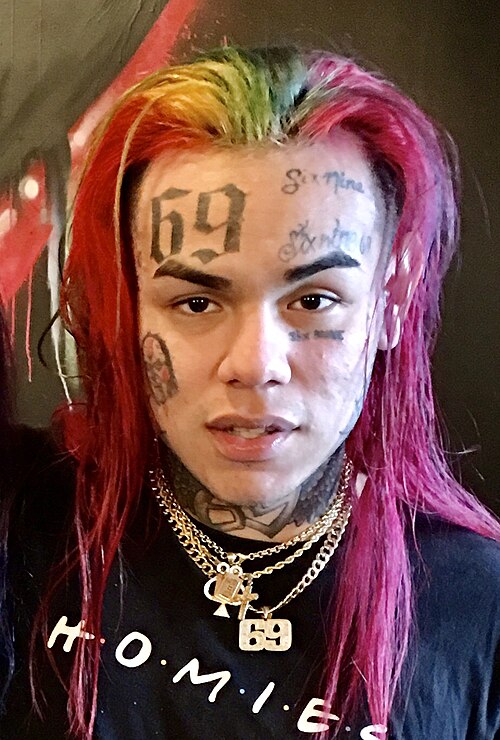Fayl:6ix9ine (Daniel Hernadez) (cropped).jpg