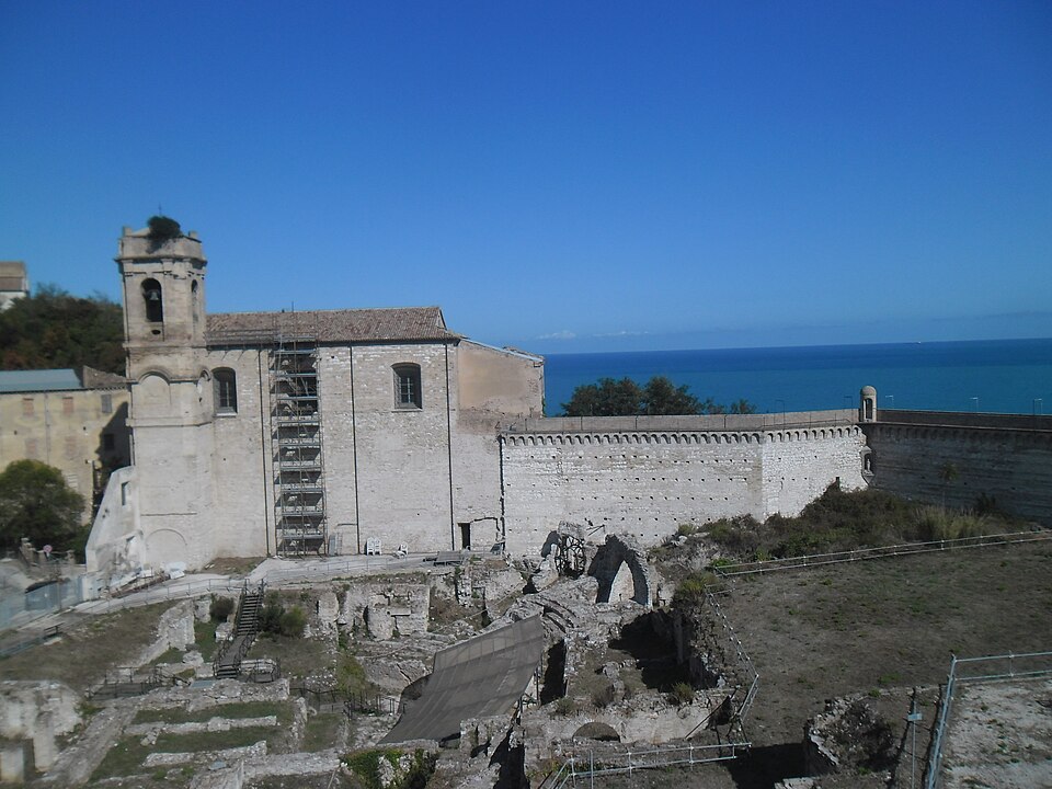 Fayl:Ancona u rujnu 2017.jpg