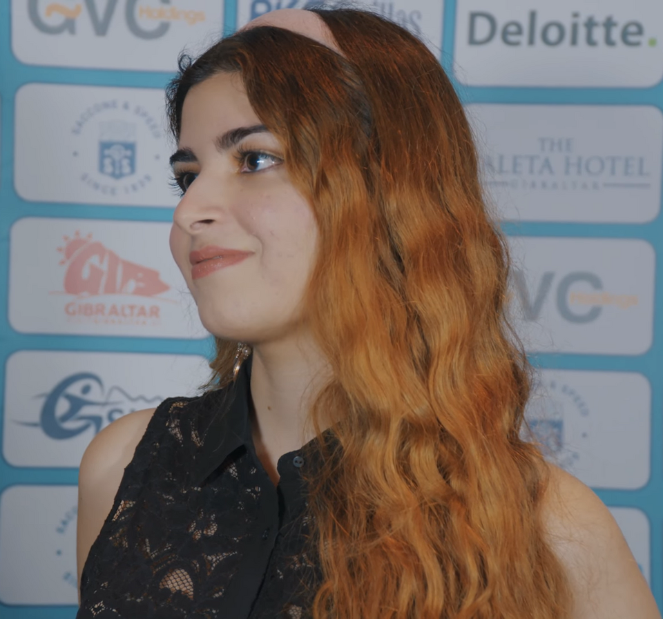 Fayl:Dorsa Derakhshani.png