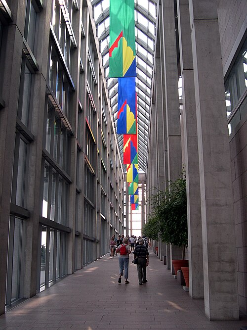 Fayl:National Gallery of Canada rampway.jpg