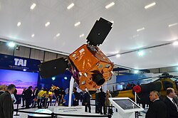 Göktürk-2 harbiy razvedka sun'iy yo'ldoshining maketi IDEF -2015 da stendda