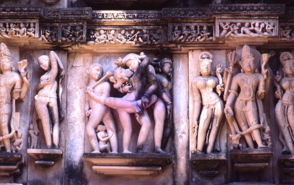 Fayl:38.Khajuraho Laksmana south wall mithuna.jpg