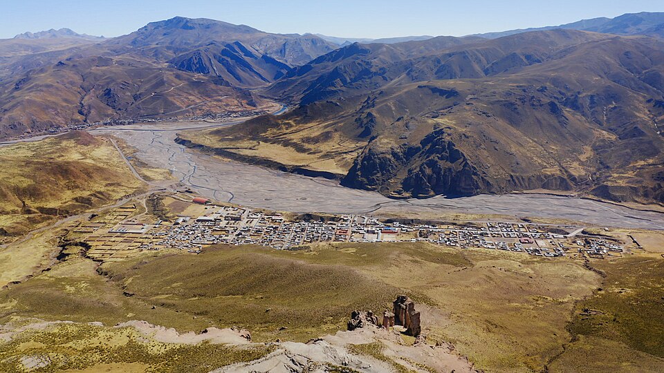 Fayl:Callalli-peru-mountains-city-aerial-view.jpg