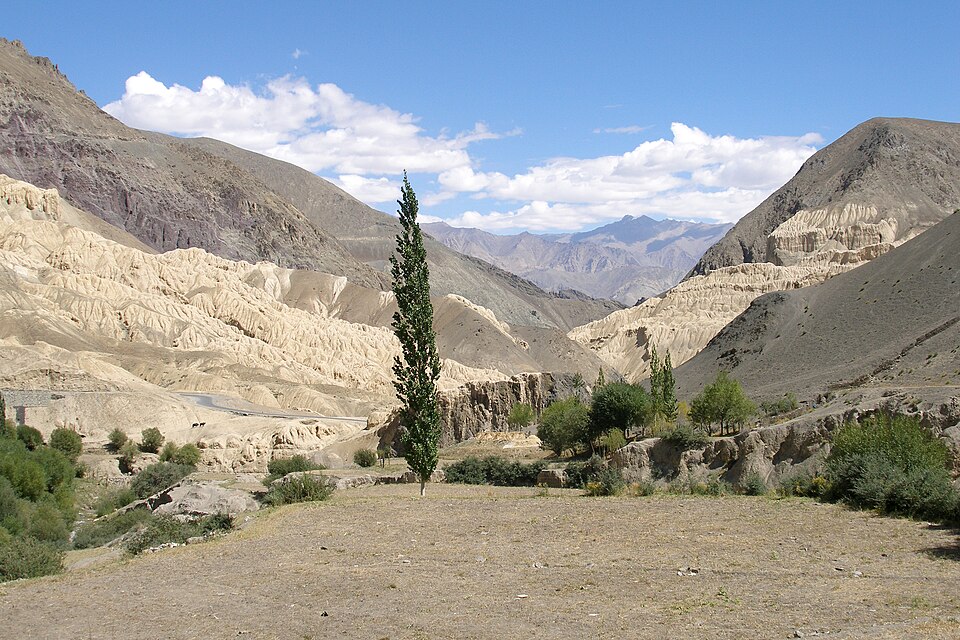 Fayl:Lamayuru, Mountains, Valley, Ladakh, India.jpg