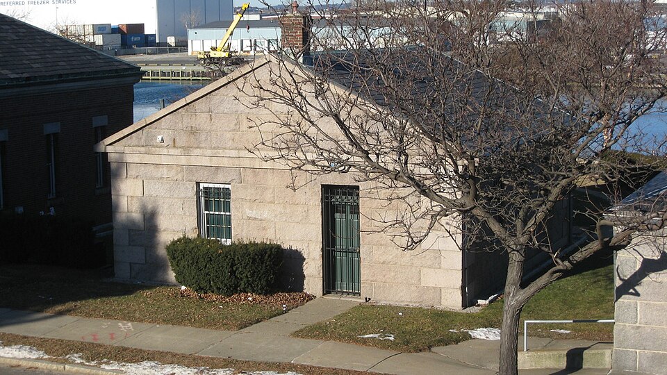 Fayl:Middle Building.jpg