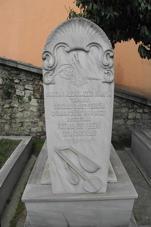 Fayl:Ottoman grave Istanbul March 2008pano.jpg