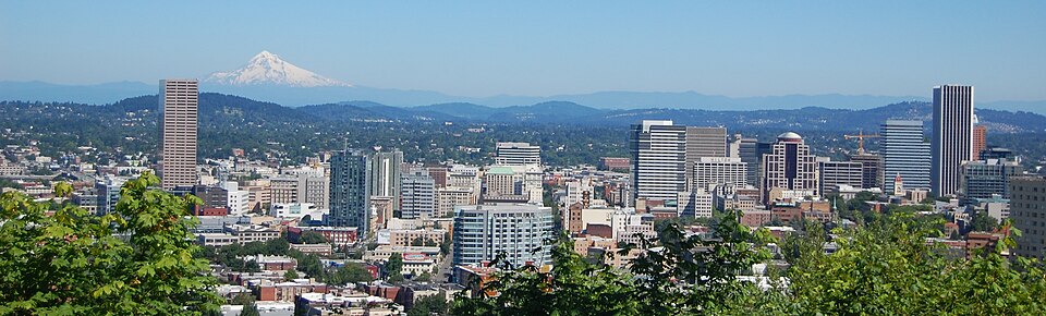 Fayl:Portland and Mt Hood.jpg