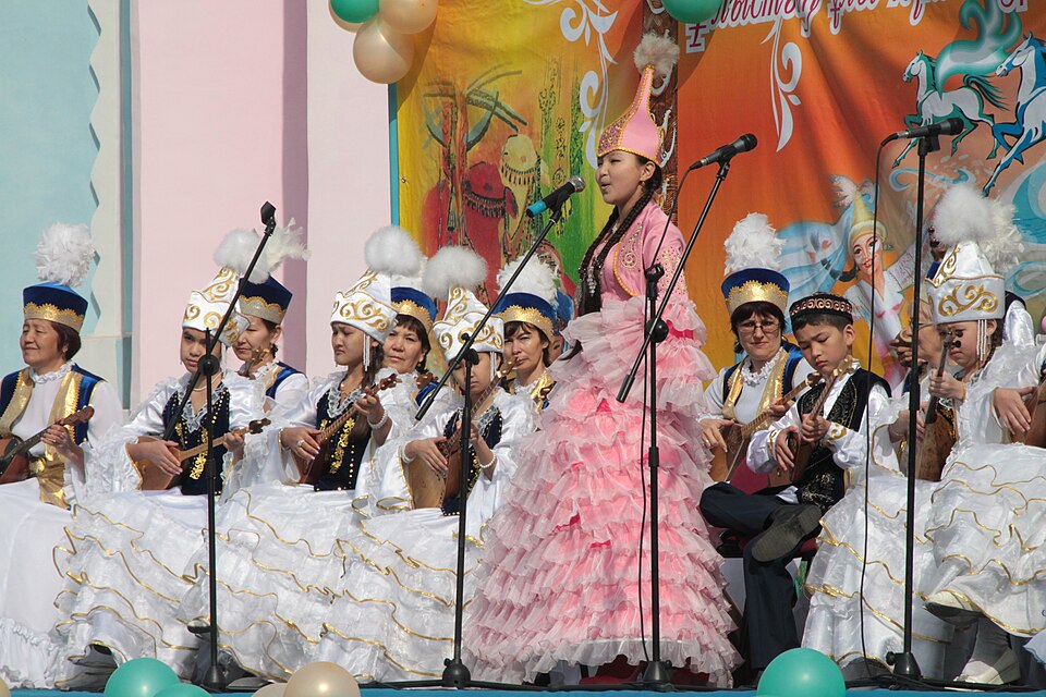 Fayl:Traditional costume for Nowruz.JPG