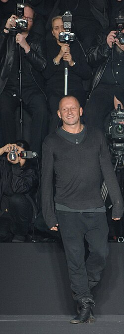 Fayl:WILBY CATWALK.jpg