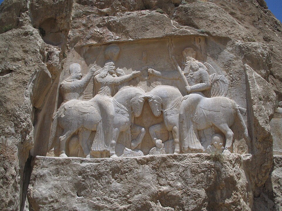 Fayl:Bas relief nagsh-e-rostam couronnement.jpg