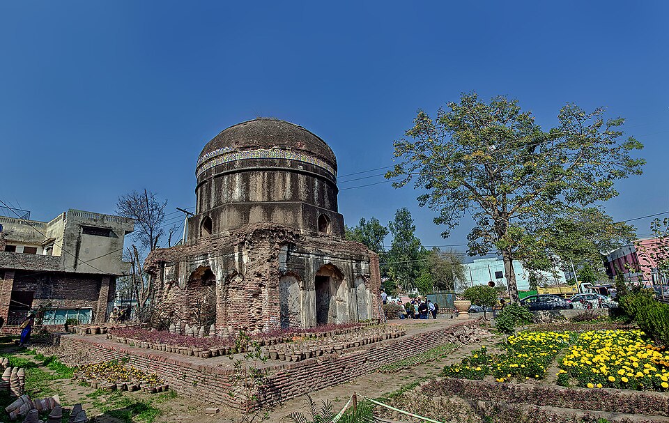 Fayl:Bddha's Tomb wide view.jpg