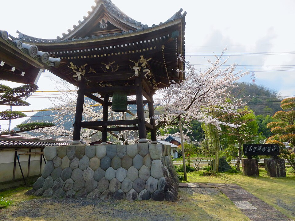 Fayl:Bell tower of Kakusen-ji (Sakahogi).jpg
