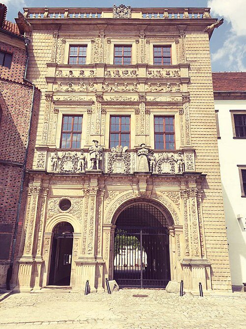 Fayl:Brzeg castle gatehouse, 2016.jpg