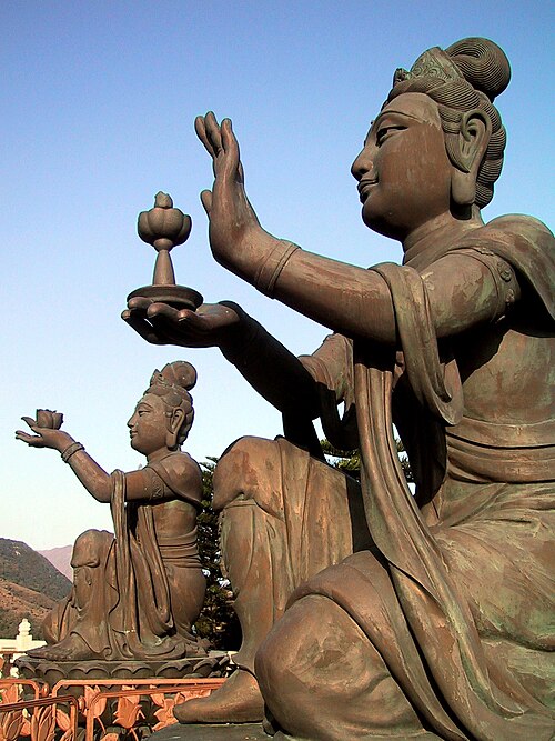 Fayl:BuddhisticStatuesHKe1 flipped horizontally.jpg