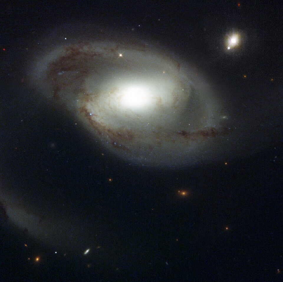 Fayl:NGC 4319 I HST2002.jpg