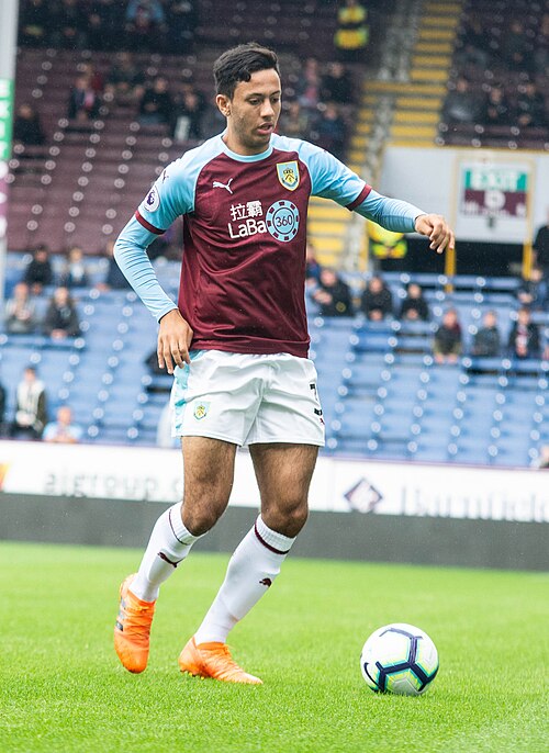 Fayl:Dwight McNeil controls the ball.jpg