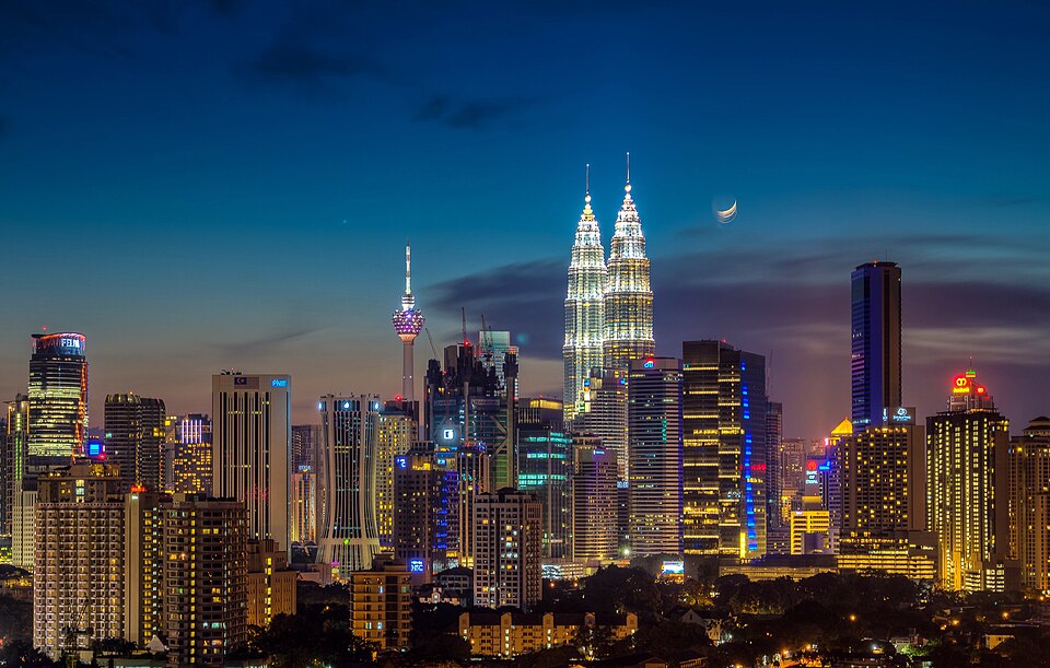 Fayl:Moonrise over kuala lumpur.jpg