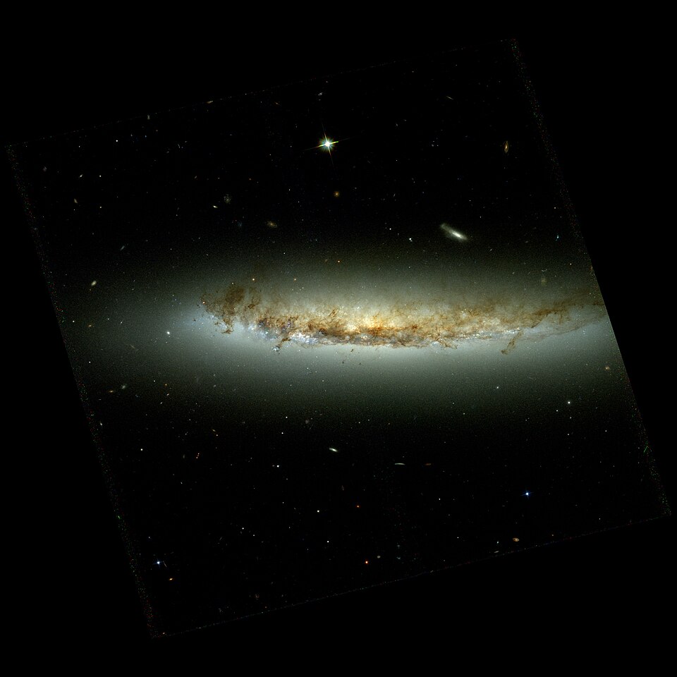 Fayl:Ngc4402-hst-R814G606B435.jpg
