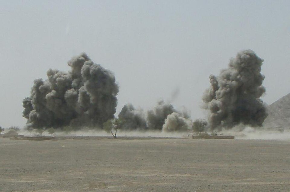 Fayl:Airstrike Shewan Farah province.jpg