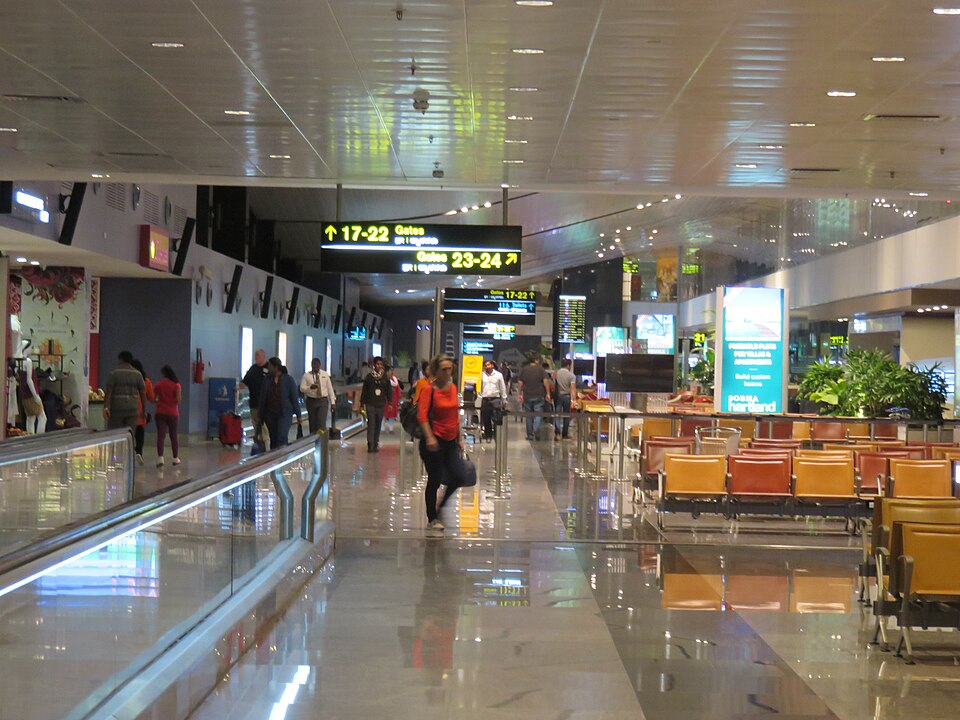 Fayl:Bengaluru Airport International Departures.jpg