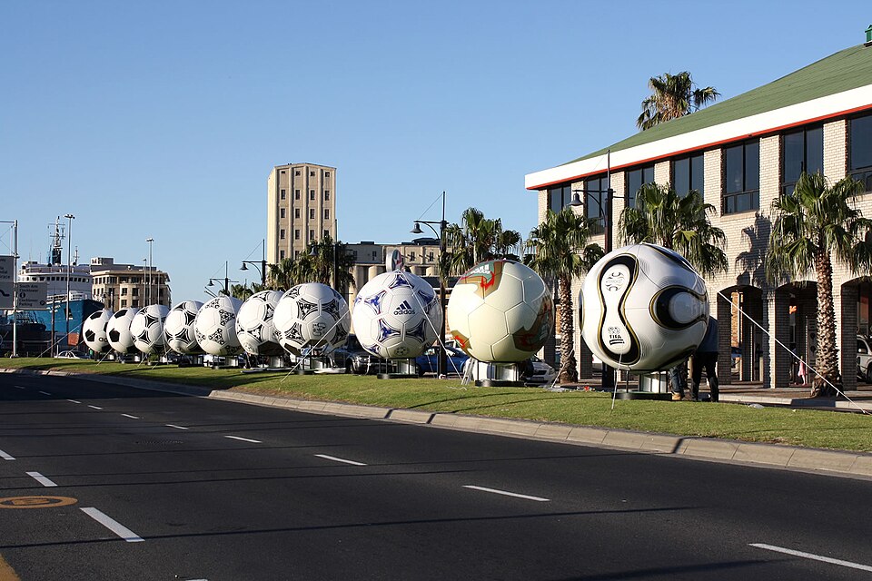 Fayl:Giant balls.jpg