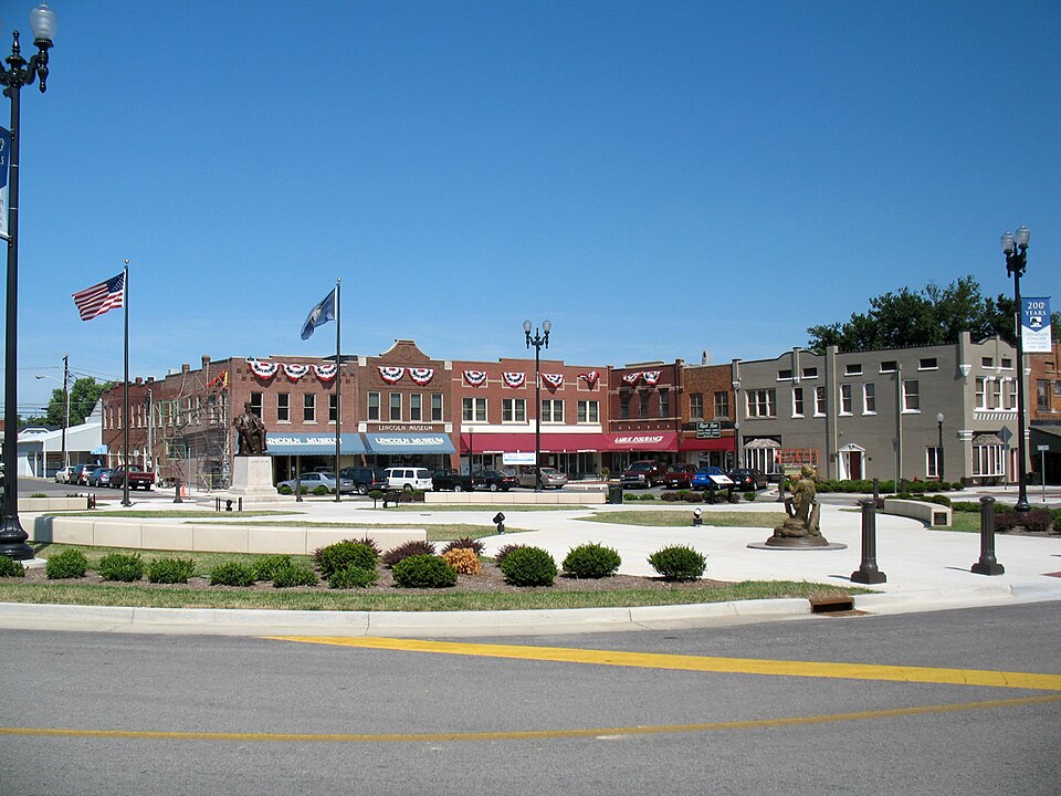 Fayl:Hodgenville KY Town Square.jpg