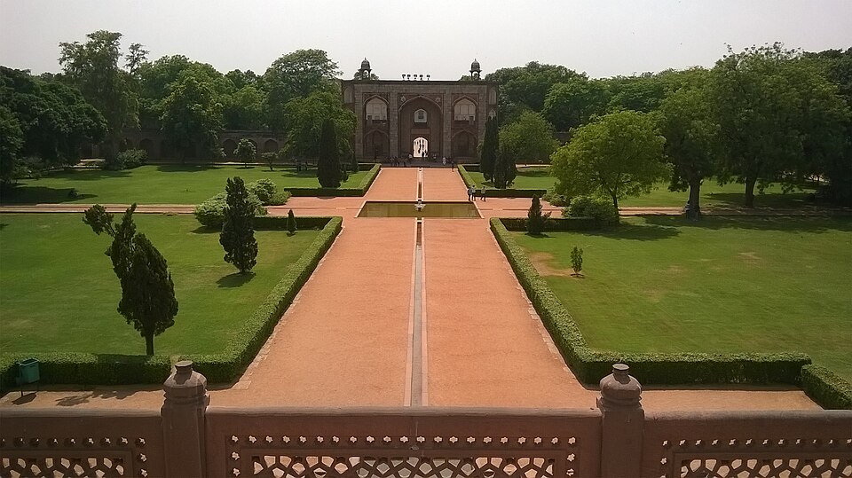 Fayl:Humayun tomb front lawn.jpg