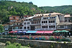 Kosovoning eski Prizren shahridagi koʻcha sanʼati