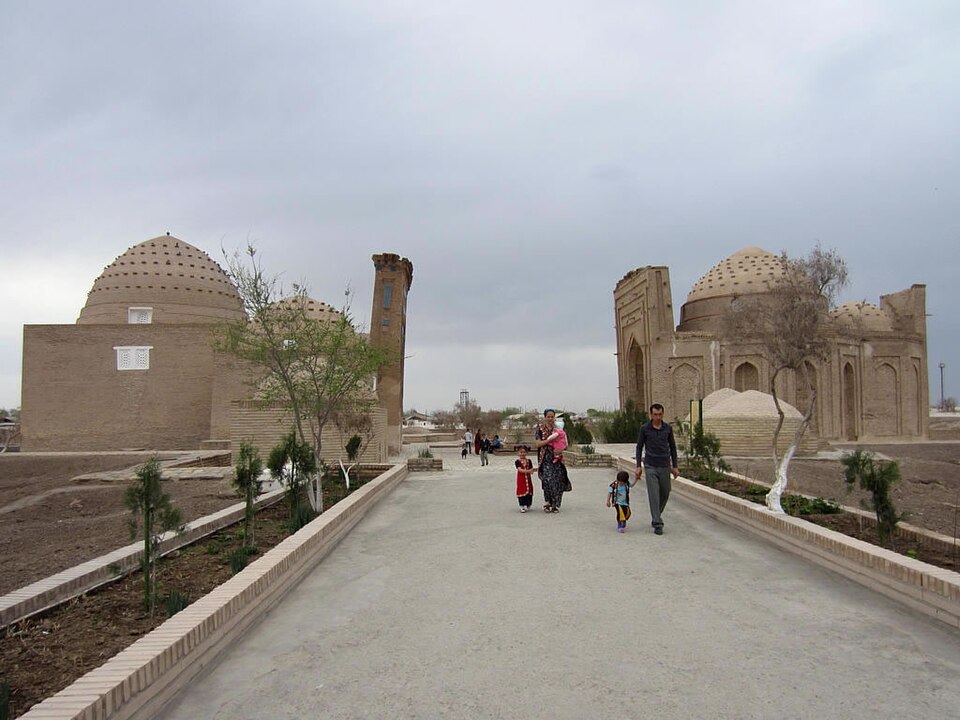 Fayl:Najmeddin Kubra Mausoleum.jpg
