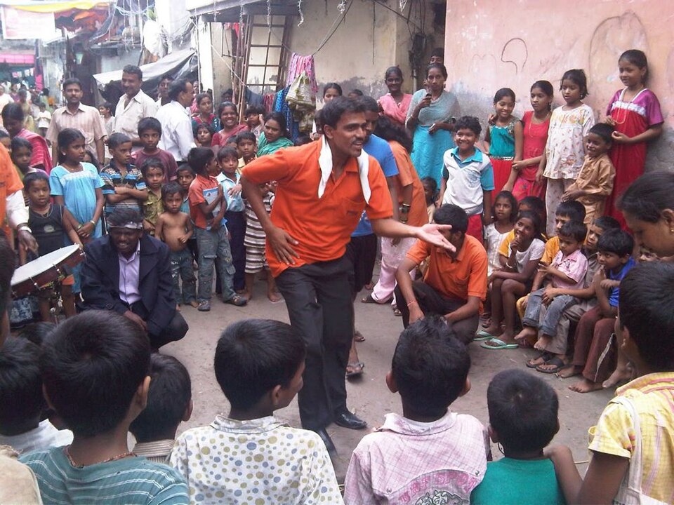 Fayl:PSI India street play.jpg