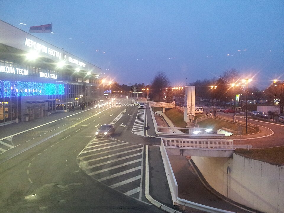 Fayl:Tesla Airport Driveway.jpg